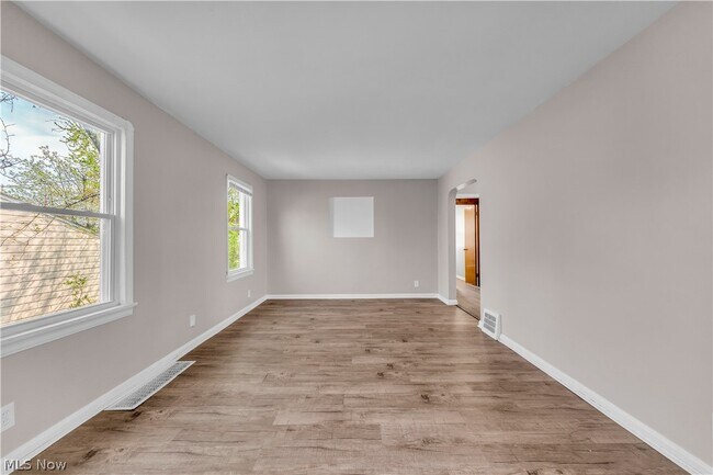 Foto del edificio - 5461 Clement Ave