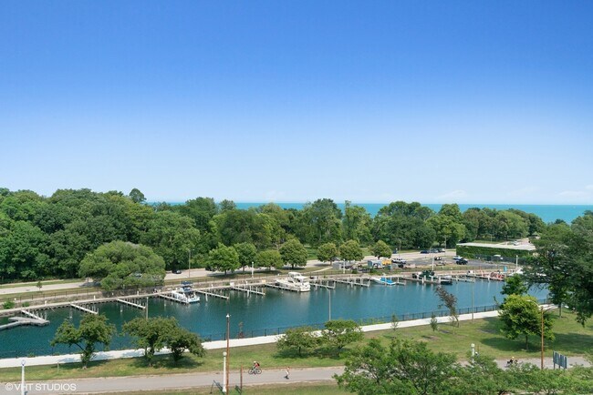 Building Photo - 3520 N Lake Shore Dr