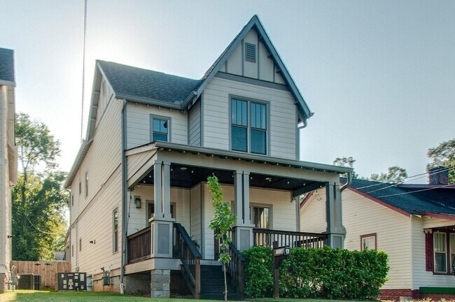 Building Photo - Craftsman Inspired 3 Bed/ 2.5 Bath Home in Cleveland Park, Fenced Yard, Pet Friendly