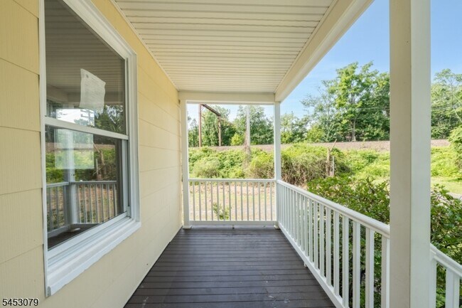Foto del edificio - 37 Bowers Ln