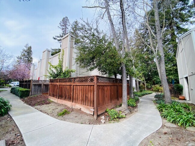 Foto del edificio - Light and Airy, 3BD/2.5BA, Two-Story Townh...