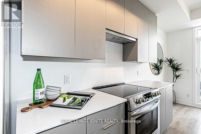 Building Photo - 203 - 3058 SIXTH LINE