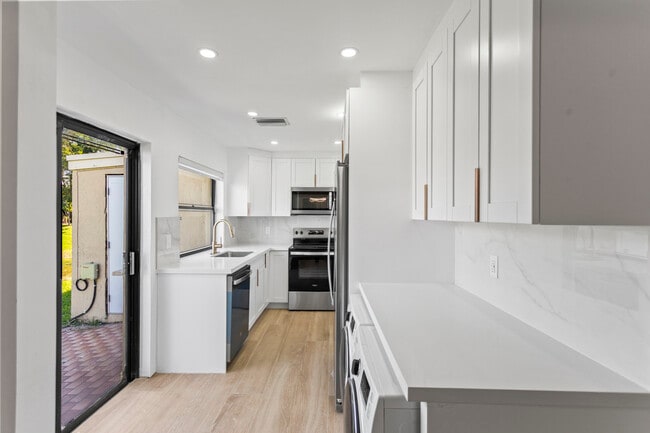 Foto del edificio - 6225 NW 171st St