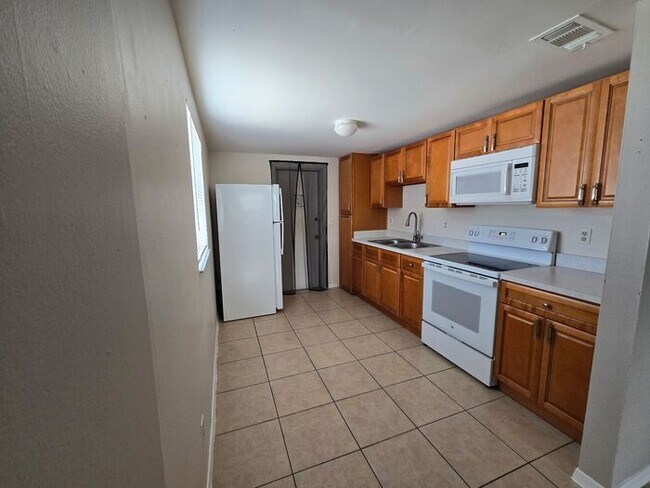 Foto del edificio - Affordable 2/1 Duplex Available Immediately!! Near I-4!