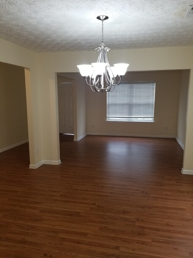 Building Photo - LOCATION! LOCATION! 4 BEDROOMS 2.5 BATHS
