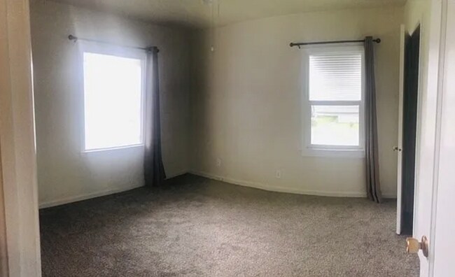 Foto del edificio - Spacious 4-Bedroom Home – with 2nd Kitchen & Private Entrance!