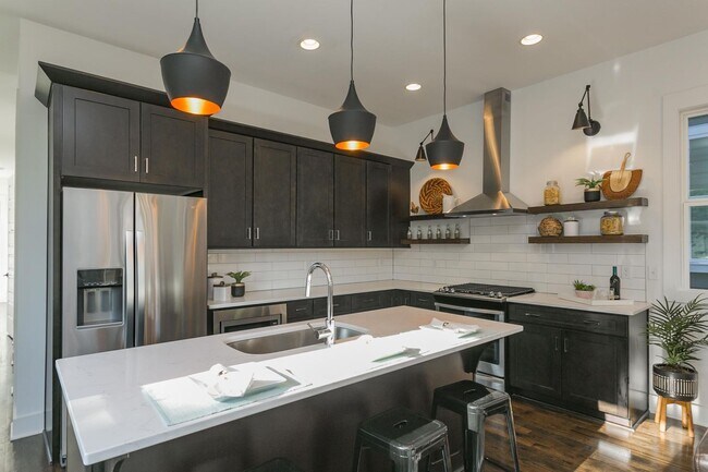 Building Photo - 4 Bed, 3 Bath Home w/  2 Car Garage in The...