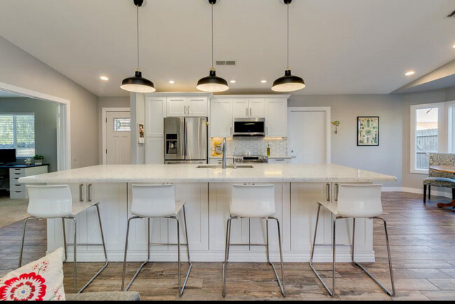 Foto del edificio - 6927 E Grandview Dr