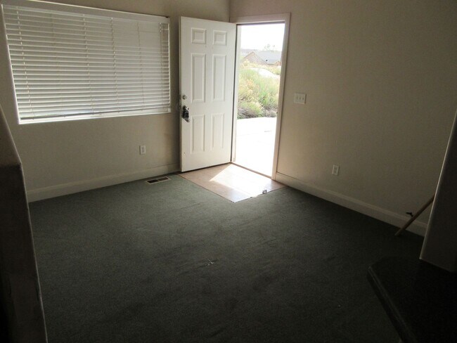 Foto del edificio - 7 bedroom, 3 bathroom twin home