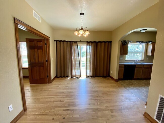 Foto del edificio - Spacious 4 bed 3.5 Bath in Maple Hill!