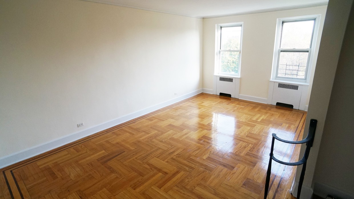 Primary Photo - 601 Pelham Pkwy N
