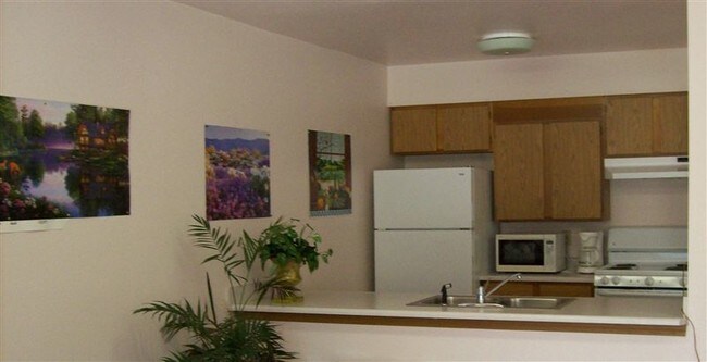 Building Photo - 200 E 1st St