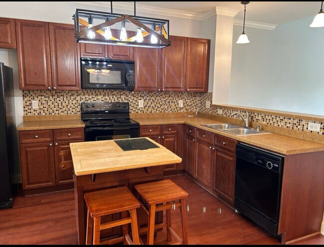 Foto del edificio - 735 Tulip Grove Rd