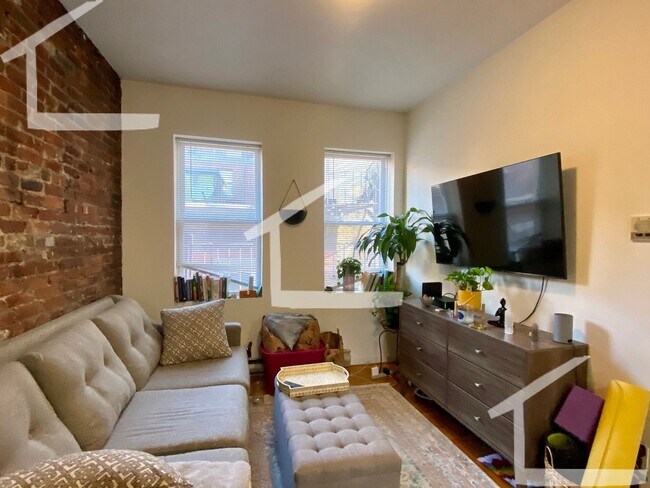Building Photo - Beautiful 1 Bed Unit Right In The North End