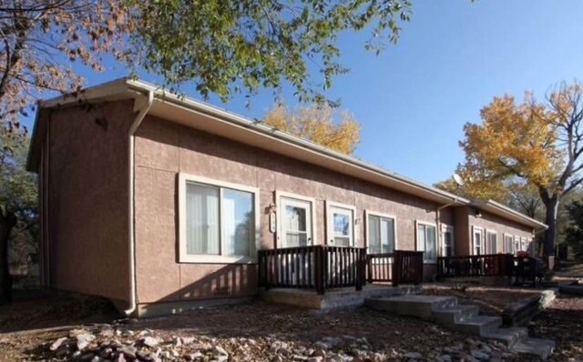 Quiet neighborhood with mature trees - 131 Wellington St