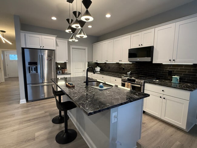 Building Photo - 391 Village Ln