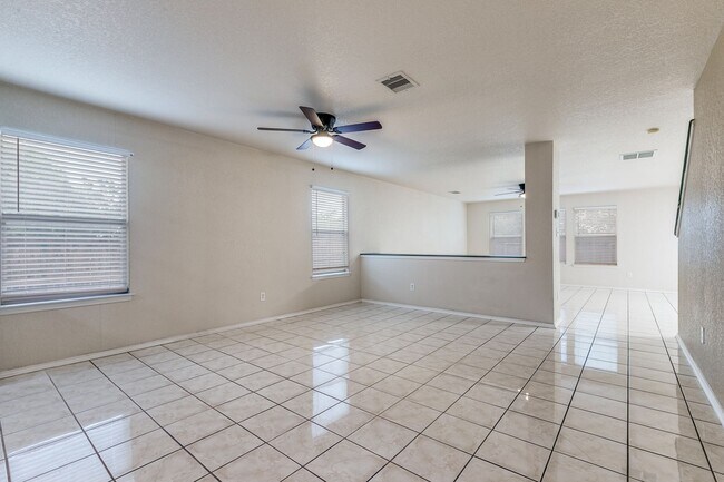 Foto del edificio - BEAUTIFUL 4-BEDROOM HOME NEAR UTSA