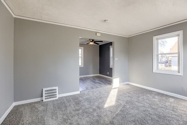 Building Photo - Updated 2 Bedroom Duplex!!