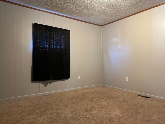 Building Photo - 3 Bedroom Home Uhrichsville, Ohio
