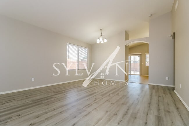 Building Photo - Gorgeous 3BR 2BA home, lovingly maintained!