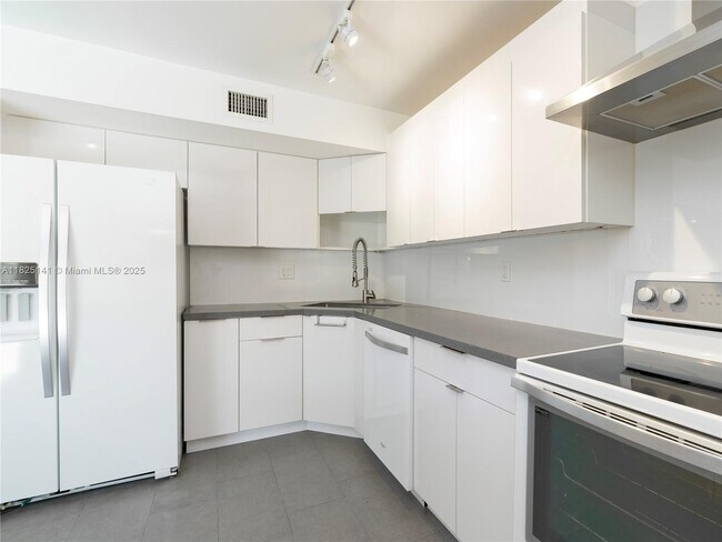Foto del edificio - 10224 SW 77th Ct
