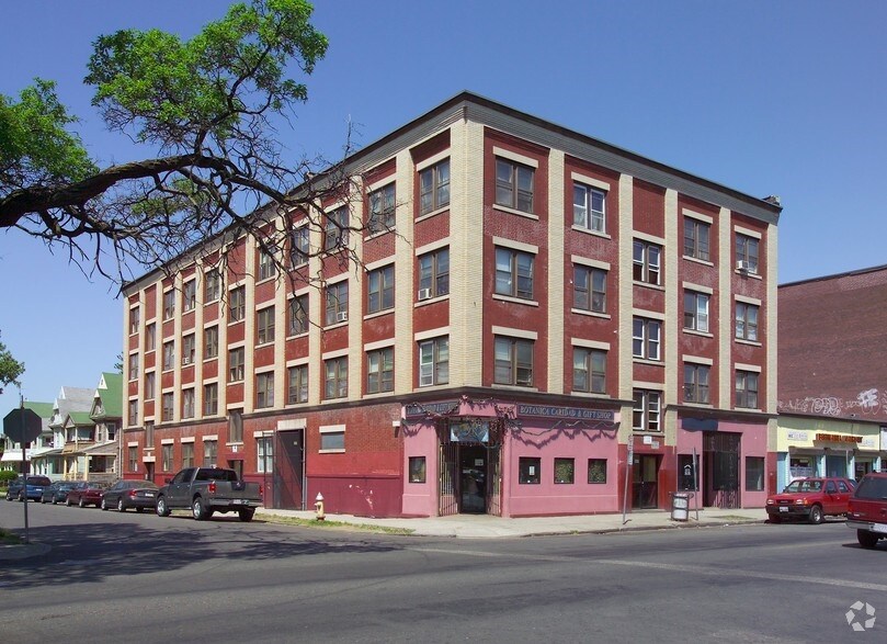 Primary Photo - Borniquen Apartments