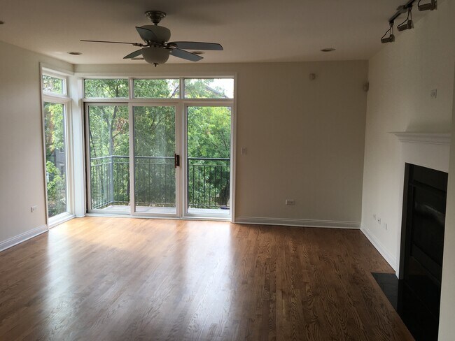 Sala de estar - 6123 S Kimbark Ave