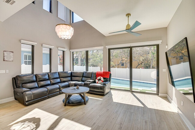 Building Photo - 118 Via Madrid Dr