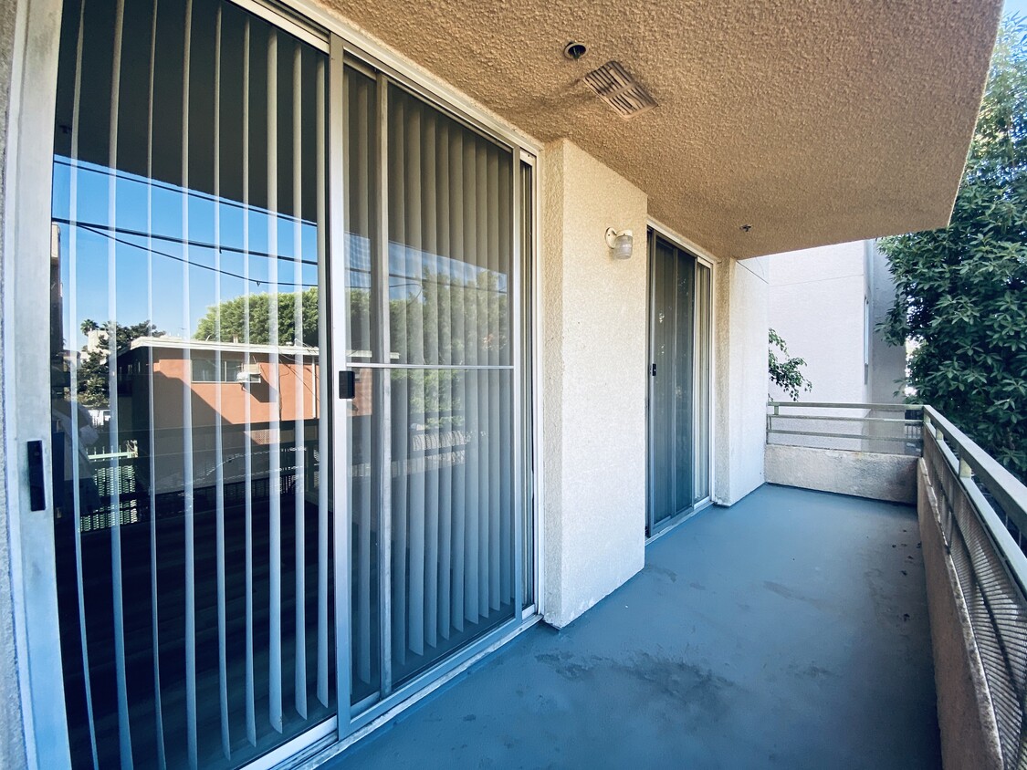 Primary Photo - 1220 N Las Palmas Ave