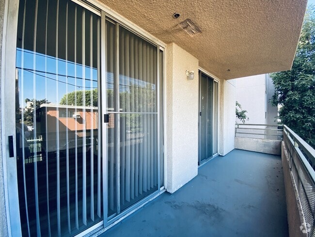 Building Photo - 1220 N Las Palmas Ave
