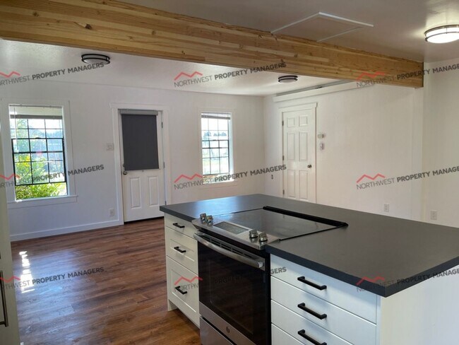 Foto del edificio - STATUS: *RENTED* | R258C | $1495.00 a month + $100.00 flat rate utility surcharge for (W/S)