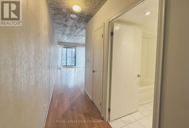 Photo du bâtiment - 22 Wellesley St E