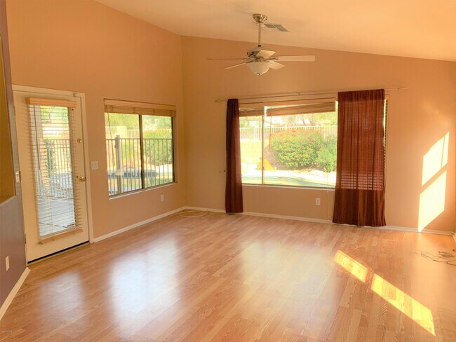 Foto del edificio - 751 N 165th Ave