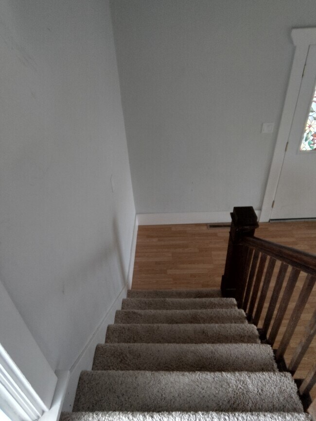 Building Photo - 1308 E Queen Ave