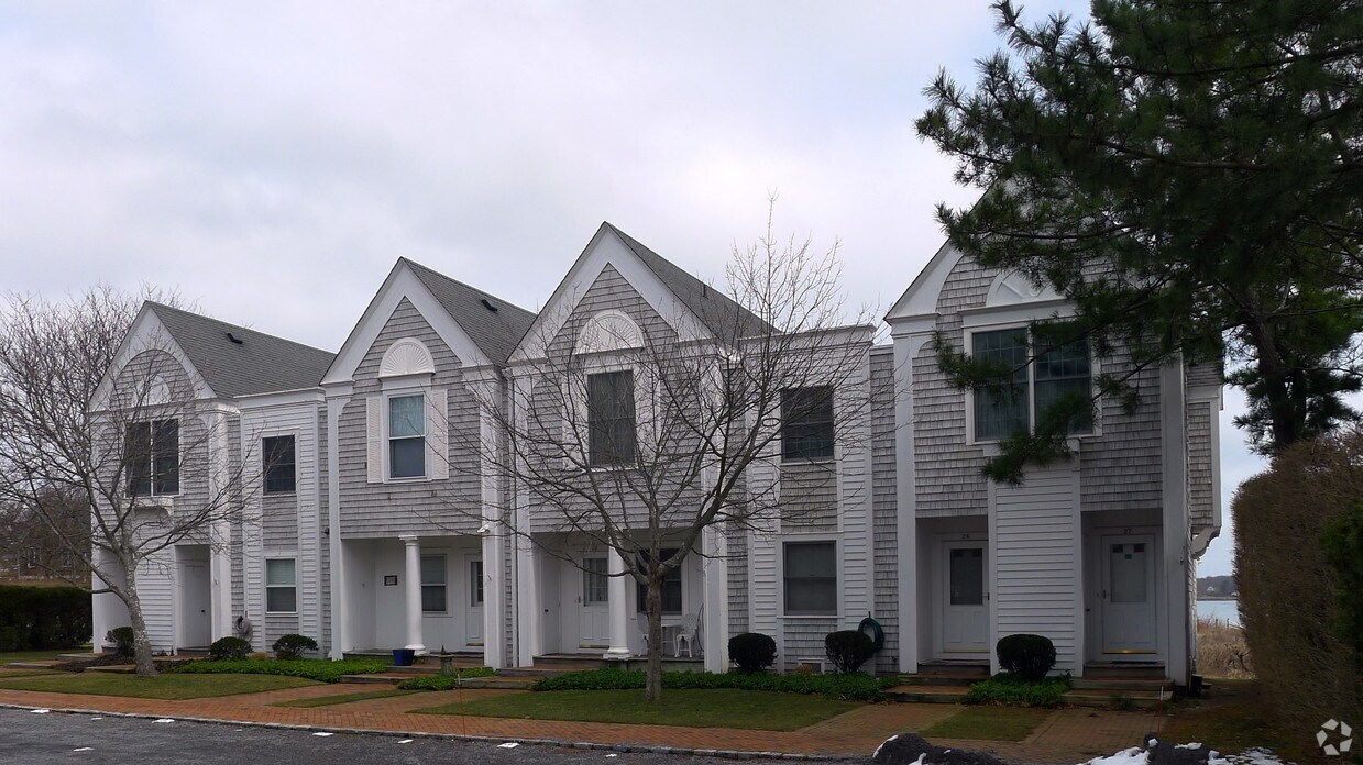 Oyster Point Apartments in Greenport, NY