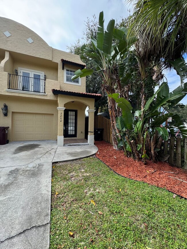 Building Photo - Townhouse Located Downtown!