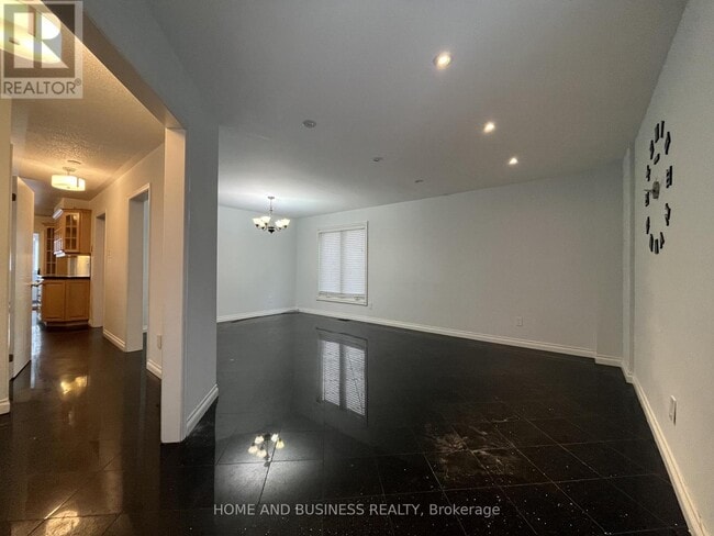 Photo du bâtiment - 7132 Harding Crescent