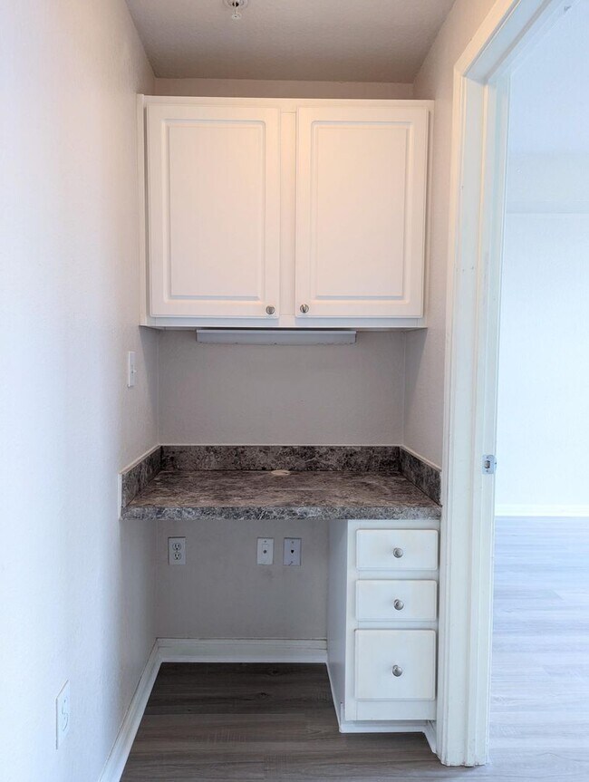 Foto del edificio - 1x1 New wood-look vinyl plank flooring throughout!