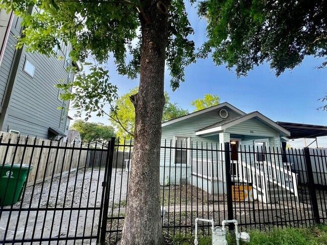 Building Photo - 1511 Evelyn St