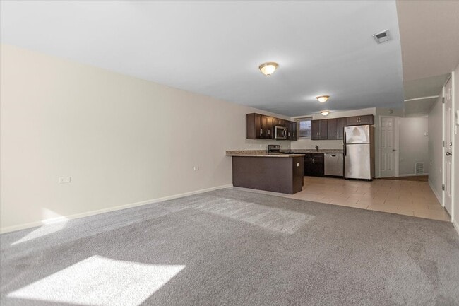 Building Photo - 4421 S Prairie Ave