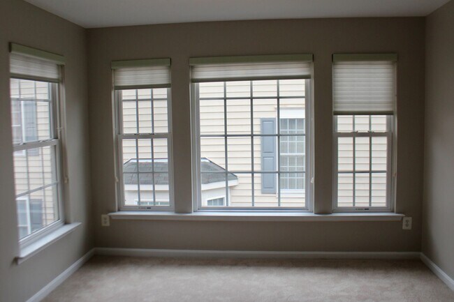 Building Photo - Beautiful 3-Level Townhouse with Finished Basement & Garage
