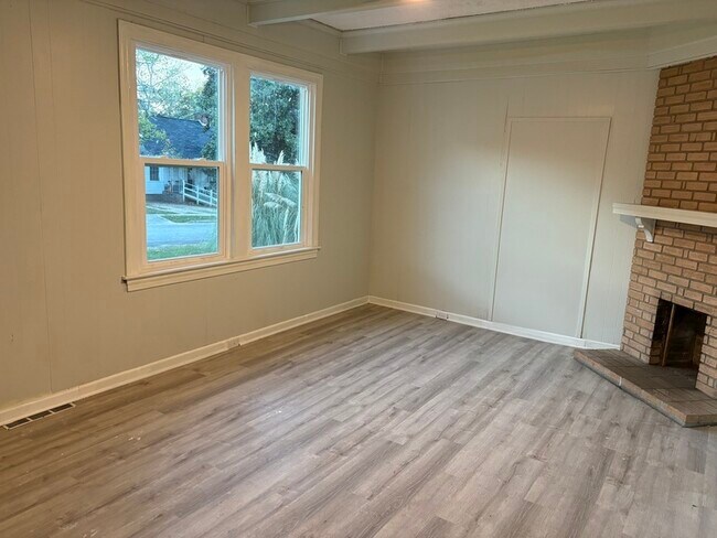 Foto del edificio - 225 Poplar St