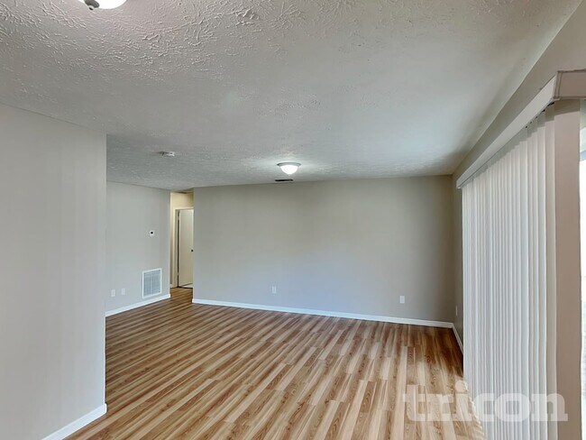 Building Photo - 2704 Mnr Hl Dr