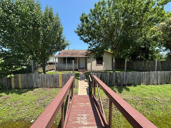 Foto del edificio - Lovely 3 Bedroom 1 Bathroom Home For Rent