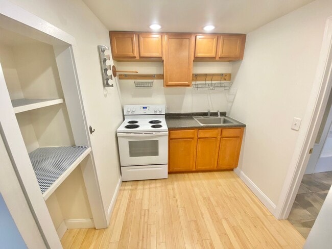 Building Photo - 81-83 Monroe Street