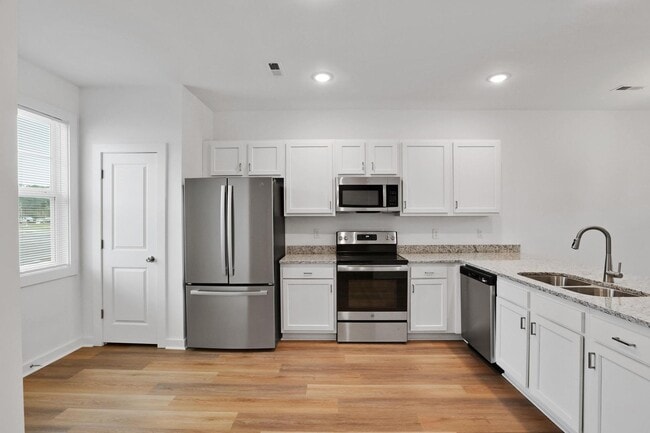 Building Photo - Large 3 story townhome near beach with community POOL and GYM!