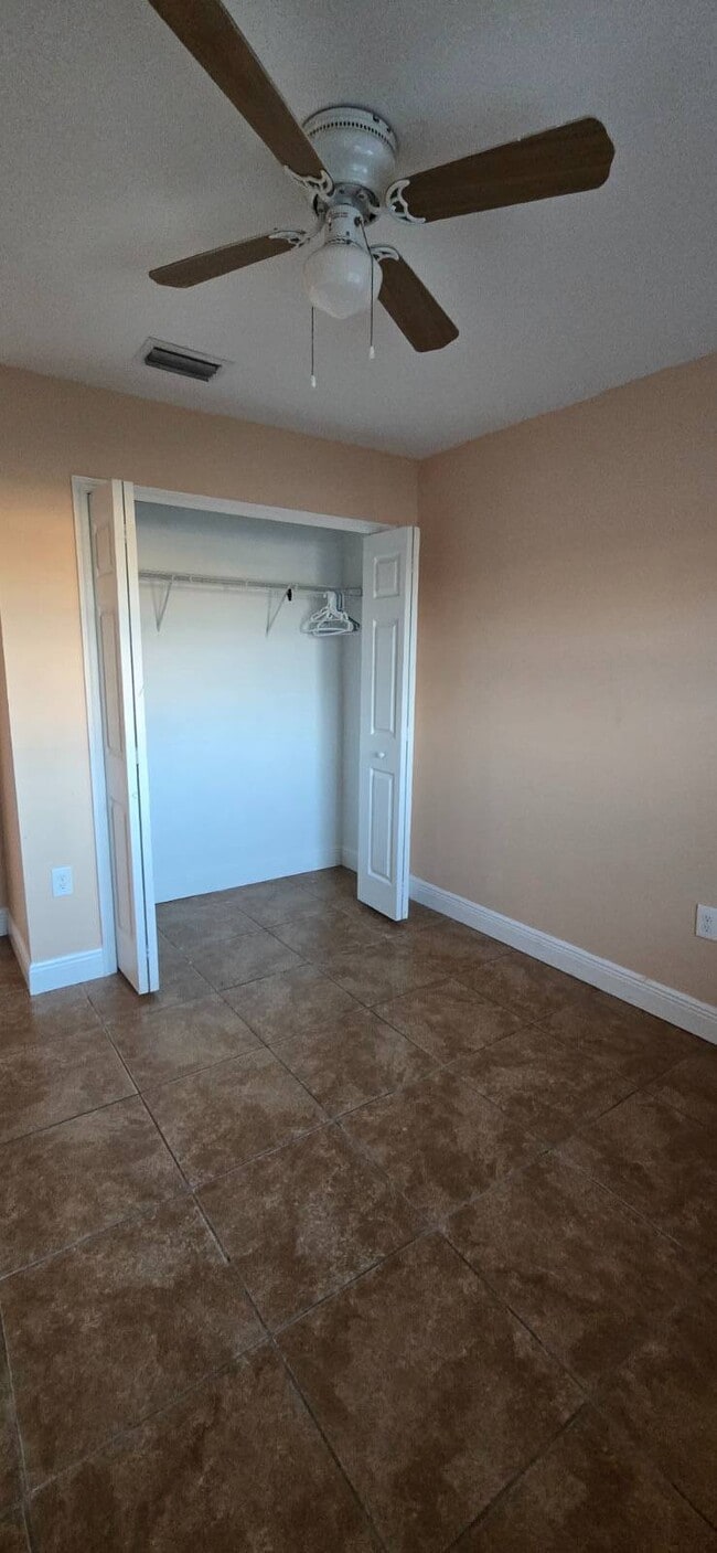 Building Photo - 410 Piper Ave