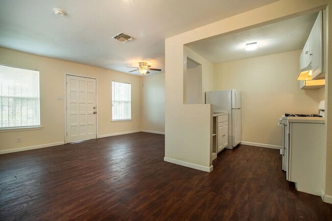 Building Photo - Cozy 1 Bed, 1 Bath Duplex A Block From Woo...