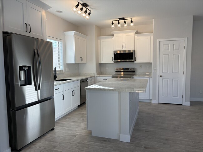 Foto del edificio - 15642 W Devonshire Ave