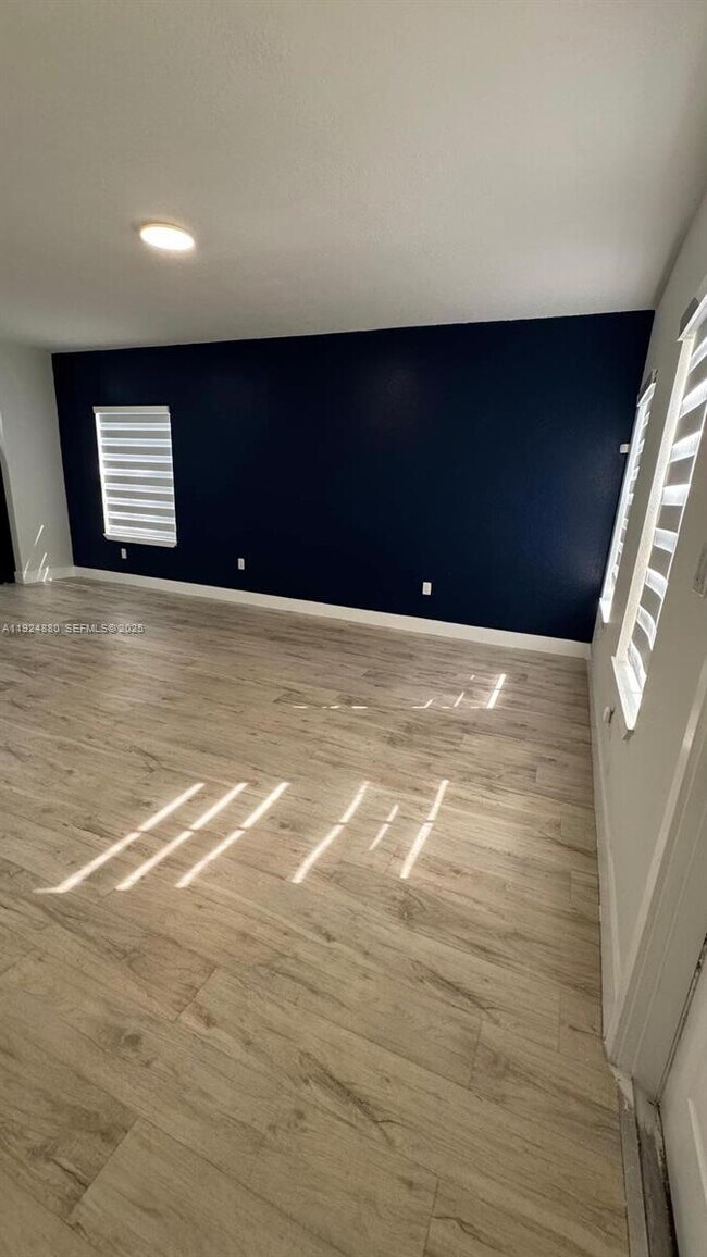 Foto del edificio - 22175 Miami Ave